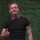 Guy es el &uacute;ltimo en unirse al grupo, en la fase de c&aacute;sting. Admite que no sabe bailar, ni tocar m&uacute;sica ni nada, pero al bajarse los pantalones todos se quedan de piedra ante el tama&ntilde;o de lo que muestra. Su f&iacute;si...