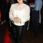 Sharp naci&oacute; en Manchester (Inglaterra) en 1960 como Karen Makinson. Fue adoptada por una pareja de otra ciudad y criada en otra distinta. Empez&oacute; a actuar porque sent&iacute;a que no encajaba desde que era peque&ntilde;a y se s...