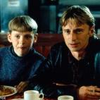 El hijo del protagonista quiere mucho a su padre y quiere ayudarle a encontrar el dinero que necesita para seguir vi&eacute;ndose... pero le gustar&iacute;a que a veces hicieran cosas m&aacute;s normales juntos. A&uacute;n as&iacute;, ayuda al g...