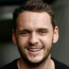 Snape naci&oacute; en Yorkshire (Inglaterra) en 1985. Nathan fue su primer papel y luego continu&oacute; su carrera con estudios de arte dram&aacute;tico y algunos papeles en series como Heartbeat, Emmerdale Farm, Drifters, Doctors y su &uacute;...