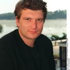 Naci&oacute; en Londres en 1964, hijo del animador publicitario Tony Cattaneo, de origen italiano. Fue nominado al Oscar al Mejor Corto en 1991 y debut&oacute; como dineasta de largos con Full Monty, por la que gan&oacute; multitud de galar...