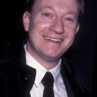 Nacio en Inglaterra en 1967 y estudio Literatura inglesa en el St. Peter's College de Oxford. Se gradu&oacute; en el Instituto de Arte de Bournemouth. Full Monty fue lo primero que escribi&oacute; para la pantalla grande o peque&ntilde;a, a exce...