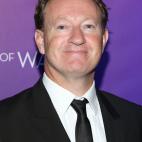 Despu&eacute;s de Full Monty, escribi&oacute; varios guiones hasta alcanzar el &eacute;xito mundial con Slumdog Millionaire, que le vali&oacute; el Oscar, el Globo de Oro, el Bafta y el Premio del Sindicato de Actores. Posteriormente guioniz&oac...