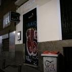 En la puerta de la sala BarCo un cartel anunciaba el horario previo a la pandemia.