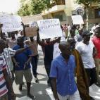 Más manifestantes y más carteles pidiendo justicia, llamando a los agentes catalanes asesinos y otra en la que puede leerse: "Todos nosotros somos Mor Sylla".
