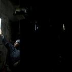 Una luz de emergencia, lo único con lo que cuenta esta señora del campo de refugiados de Shatti.