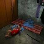 Durmiendo en el suelo, más fresco, ante la falta de ventiladores o aires en esta casa del campo de Shatti.