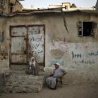 Buscando el fresco en la puerta de casa, en el campo de refugiados de Beach Camp.