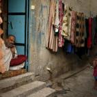 Buscando el fresco en la puerta de casa, en el campo de refugiados de Beach Camp.