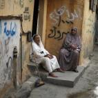 Buscando el fresco en la puerta de casa, en el campo de refugiados de Beach Camp.