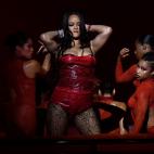 RIhanna, bailando en el sofá acompañada por un grupo de bailarinas