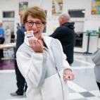 Una mujer despu&eacute;s de votar en el Riley Elementary School de Arlington Heights, Illinois.