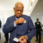 El congresista dem&oacute;crata John Lewis, con una pegatina que dice 'Soy votante de Georgia', tras depositar su voto en Atlanta, Georgia.