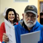 La candidata demócrata a gobernadora Gretchen Whitmer espera para votar.