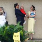 El candidato republicano a gobernador Ron DeSantis (en el centro) espera para votar con su familia en Ponte Vedra Beach, Florida.