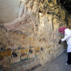 Arque&oacute;logos egipcios trabajan en la restauraci&oacute;n de la entrada a la tumba reci&eacute;n descubierta.