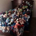 Esta es la habitación de mi hijo. Ha dormido durante unas cuantas noches en un saco de dormir en el suelo, así no "desordena" su cuarto