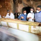 El ministro de Antig&uuml;edades de Egipto, Khaled El-Enany (Derecha), el profesor franc&eacute;s Frederic Colin (Centro), jefe de la misi&oacute;n francesa, y Mostafa Waziri, secretario general del Consejo Supremo de Antig&uuml;edades (Izquierd...