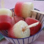 Es una forma riquísima de aprovechar trozos de sandía y de melón que sobren o que se vayan a poner malos. Si la fruta está madura hay otra ventaja: no se necesita añadir azúcar. Consulta la receta completa en CookPad