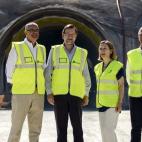 El presidente, enfundado en su chaleco luminiscente, se ha detenido un momento a posar para los fotógrafos junto a la ministra de Fomento, Ana Pastor, el vicepresidente de la Xunta y el delegado del Gobierno en Galicia.