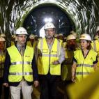 Con el casco ya en la cabeza y parece que a paso ligero, el presidente ha recorrido parte del túnel junto a la ministra y a las autoridades.