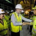 Después ha tenido un momento para saludar a los operarios que allí estaban trabajando.