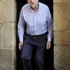 En realidad, sale de la capilla mozárabe de San Miguel durante la visita que ha realizado al Monasterio de San Rosendo de Celanova, en Ourense. Téngase en cuenta que Rajoy es un hombre alto y que la gente antes era de menor estatura.