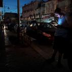 Tan pronto cae la noche, la ciudad queda sumida en la oscuridad.