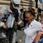 Autoridades controlan el ingreso y distribuci&oacute;n de ayudas en veh&iacute;culos militares.