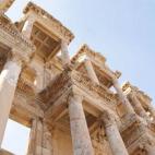 Esta antigua localidad fue una de las doce ciudades jónicas a orillas del mar Egeo. Fue fundada en el siglo XIII a.C. y en tiempos de César fue la capital de Asia Romana. Una autentica joya de los yacimientos arqueológicos que merece la pena ...