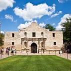 El Álamo es una antigua construcción de la misión de de San Antonio de Valero. Fue fundada por el franciscano Antonio de Olivares y los indios Papayas. La fortaleza luego sirvió como cuartel para el ejército mexicano hasta 1845.