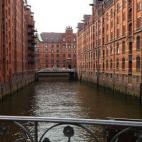 Speicherstadt significa “ciudad de almacenes” . Este barrio situado en la ciudad de Hamburgo se construyó como una zona franca. Actualmente todo el área se encuentran en un momento de remodelación y auge.