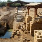 Este excavación lleva abierta desde 1996, así que su descubrimiento es bastante reciente. Fue posible gracias al tratado de Paz entre Israel y Jordania, ya que el río sirve como frontera natural entre ambos países. Visitar el lugar donde fue...