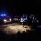 La policía en el lugar del río donde se han encontrado los cuerpos de las dos jóvenes