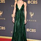 En verde oliva en contraste con su piel, ligero pero con la fuerza del terciopelo: perfecta.