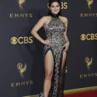 La peque&ntilde;a Alex Dunphy de Modern Family sac&oacute; toda la artiller&iacute;a&hellip; y se pas&oacute;. Escote halter, brillos, transparencias&hellip; y esas dos aberturas extremas en las piernas la mandan a la parte baja d...