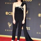 De c&oacute;mo llevar un mono bien entendido en la alfombra rojo. Bravo por la reina Isabel II de The Crown.