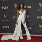 Y de c&oacute;mo pasarse con un mono en la alfombra roja: largo, capa, detalles, cuerpo en body&hellip; La actriz Por 13 razones se pas&oacute;.