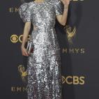 Un corte muy dif&iacute;cil: por la manga, el largo y las aberturas laterales. Pero la protagonista de American Horror Story sabe c&oacute;mo hacerlo y a&uacute;n as&iacute; triunfar.