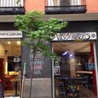 No solo el concepto de ser un restaurante vasco-francés llama la atención Mi perro se llama Gaby, su decoración es también curiosa. Motivos perrunos llenan el local y sus utensilios. Los dueños de la cafetería trabajan junto a su perro Ga...