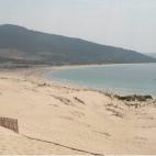 Nos vamos al sur de la costa peninsular para visitar esta playa de Tarifa donde los perros son bienvenidos. 4050 metros de longitud y la lejanía de los núcleos de población dan para unos buenos chapuzones peludos. Dirección: Playa de Valde...