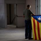 Un hombre sostiene una estelada en el interior del Tarraco Arena.