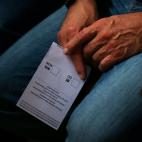 Un hombre sostiene una papeleta en el acto convocado en el Tarraco Arena, Tarragona.