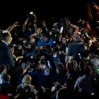 Decenas de periodistas fotograf&iacute;an al Presidente Carles Puigdemont.