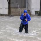 Mike Seidel, meteor&oacute;logo de The Weather Channel, retransmite los efectos de Irma mientras lucha contra sus consecuencias en las calles de Miami, el 10 de septiembre de 2017.