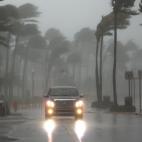 Un coche conduce por Ocean Drive en South Beach, el 10 de septiembre de 2017.