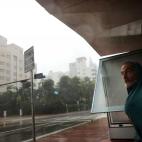 Un hombre sin hogar se refugia en una parada de autob&uacute;s en Miami Beach, el 10 de septiembre de 2017.