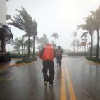 Gente camina en South Beach, Miami Beach, el 10 de septiembre de 2017.