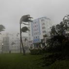 El viento golpea las palmeras y los edificios de Ocean Drive en Miami Beach, Florida, el 10 de septiembre de 2017.
