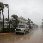 Un coche trata de avanzar por Ocean Drive, en South Beach, el 10 de septiembre de 2017.